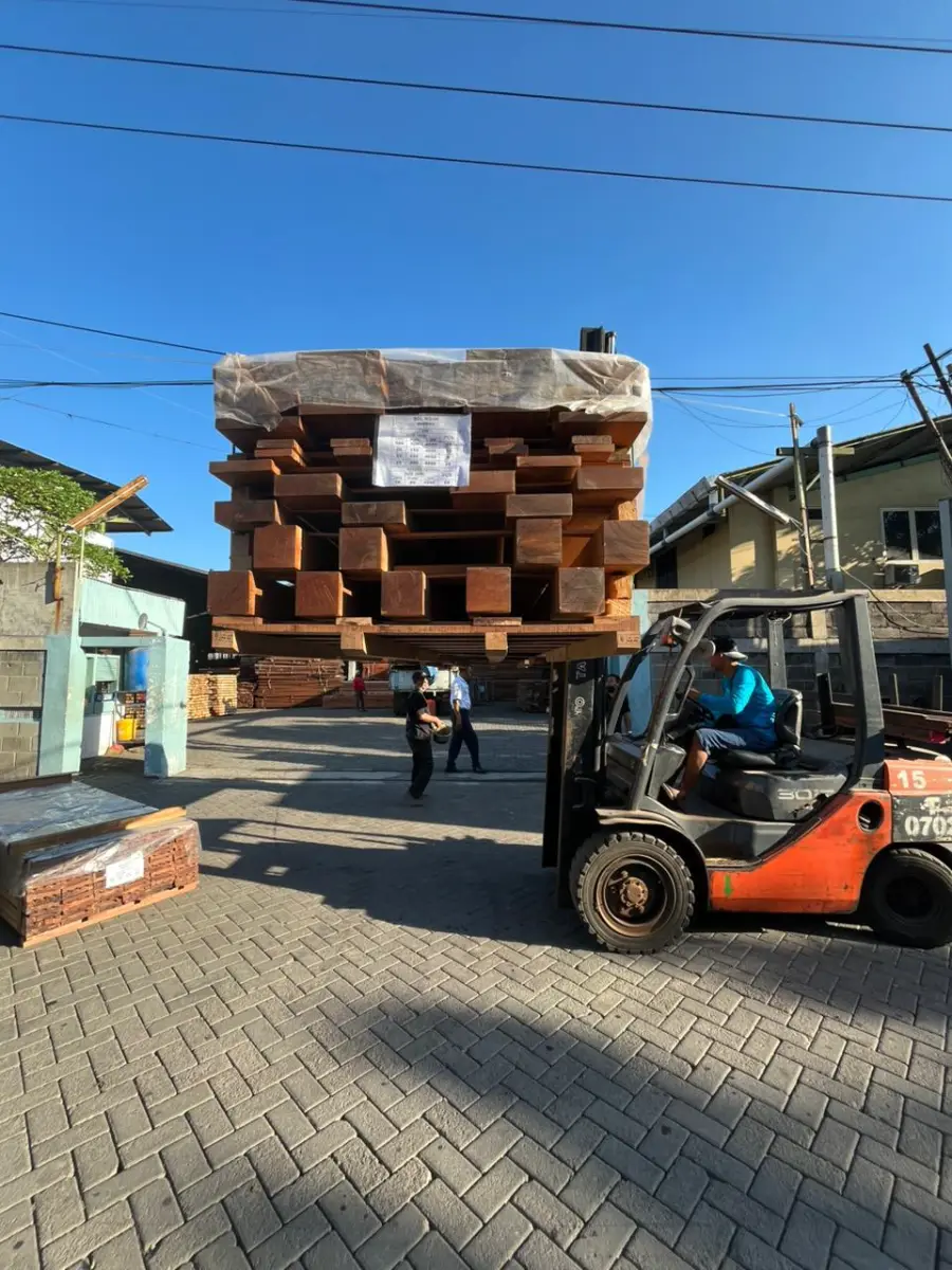 Forklift lifting Merbau sawn timber at the Surabaya yard