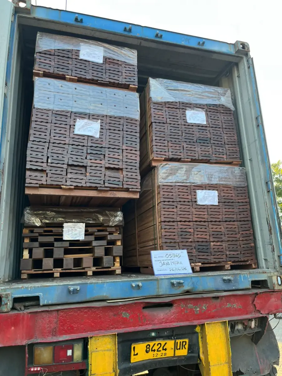 Container loaded with labelled Merbau bundles